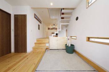 江戸川区 24坪 3LDK+小屋裏収納（ロフト） スキップフロアの白い箱の家　