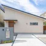 閑静な住宅街に調和した、落ち着いた平屋の佇まい