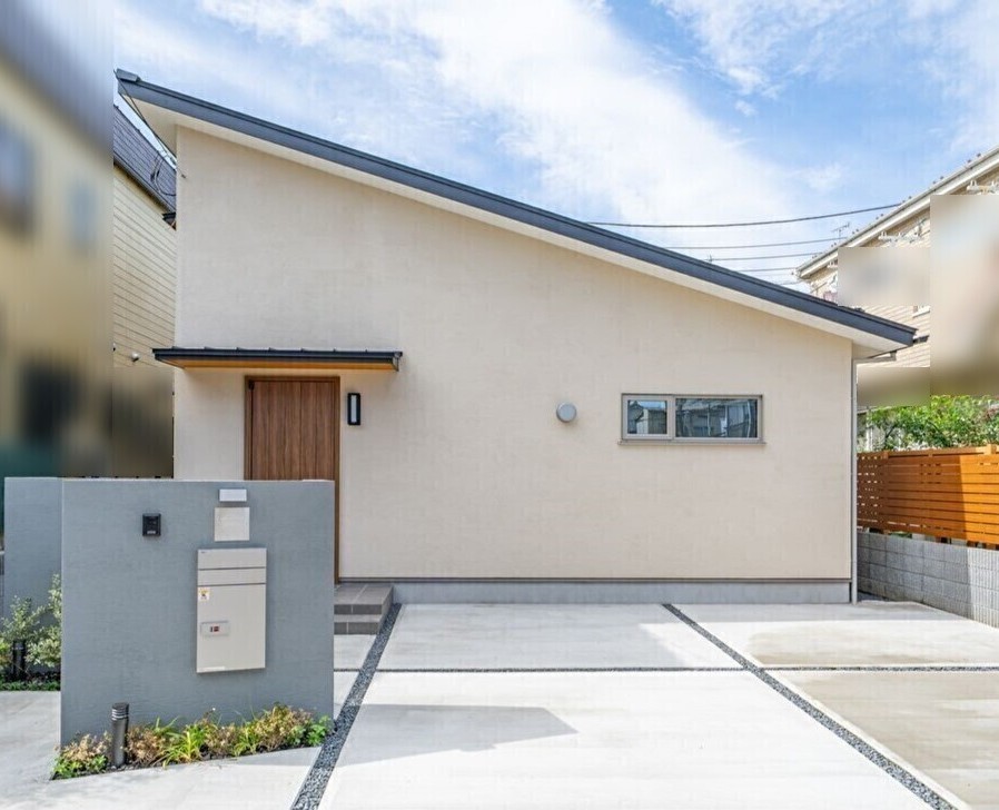 閑静な住宅街に調和した、落ち着いた平屋の佇まい