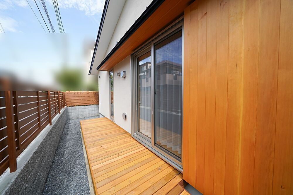 物干し場とプライバシーに配慮したウッドデッキ