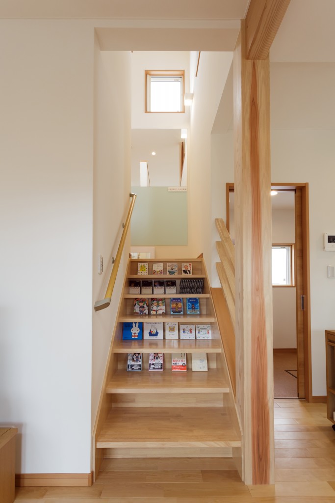 自慢の本棚。階段を上ると必ず本が目に留まります。
