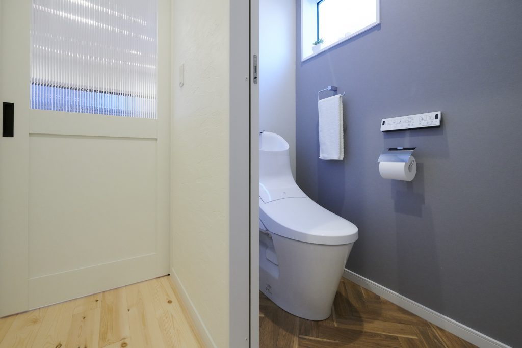 １階トイレはエコフリース環境壁紙をアクセントカラーに<br />
