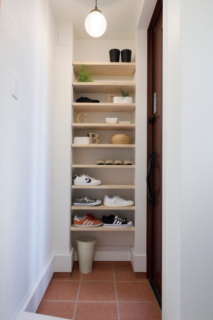 玄関の造作収納は、靴を横向きに収納するアイデア　沢山の可動棚が生活の変化にも対応します