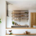 キッチンの背面には、使いやすさとデザイン性を兼ね備えた造作棚を