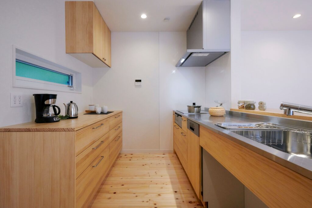 キッチンは「ウッドワン」ニュージーパイン無垢の扉