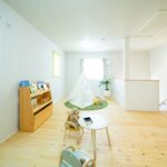 お子様の裸足に優しいパインの無垢床　壁のないプレイルーム