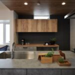 『キッチンハウス』のキッチンを採用
背面の壁は奥行きを感じる濃い色の『スタッコフレックス』塗装