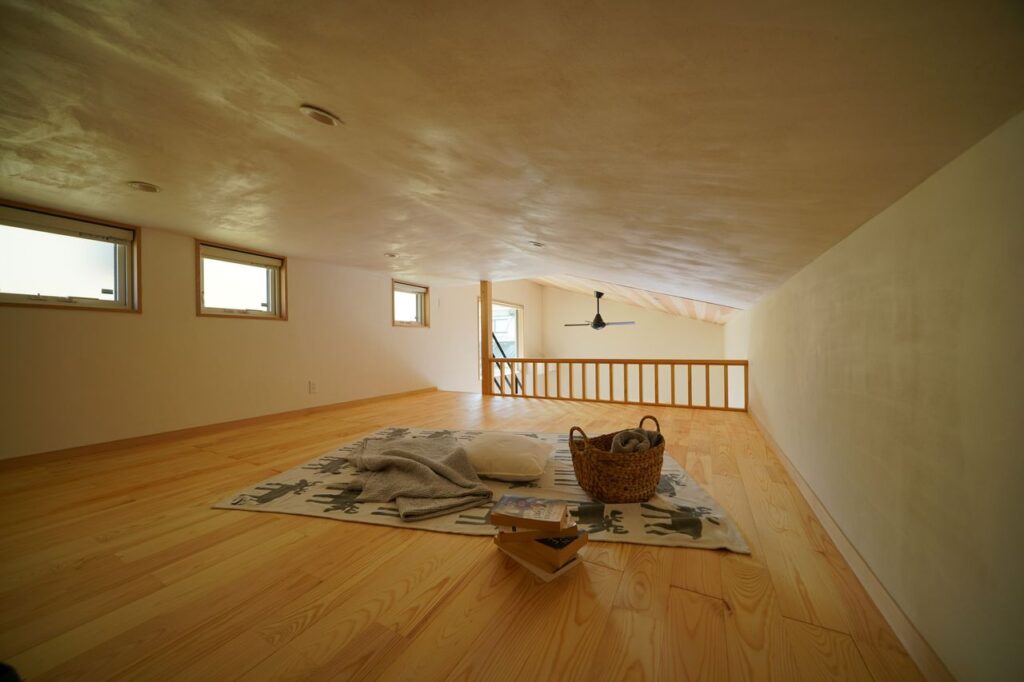 漆喰に包まれたロフト　無垢の床にゴロゴロが心地よい、隠れ家のような場所