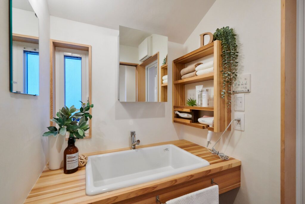 雑然としがちな洗面室も、それぞれの居場所を計画しスッキリと<br />
