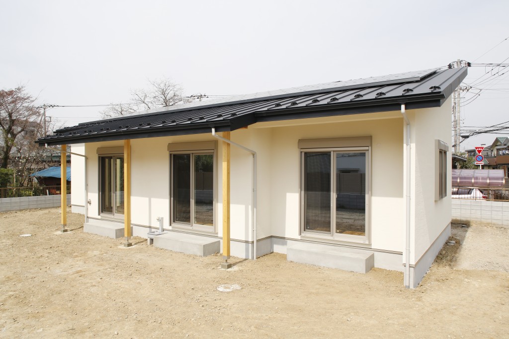 屋根はガルバリウム鋼板。そして、太陽光パネルを設置しております。