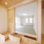 小上がりの和室の床下には引き出し収納をつけて空間の有効利用を。
