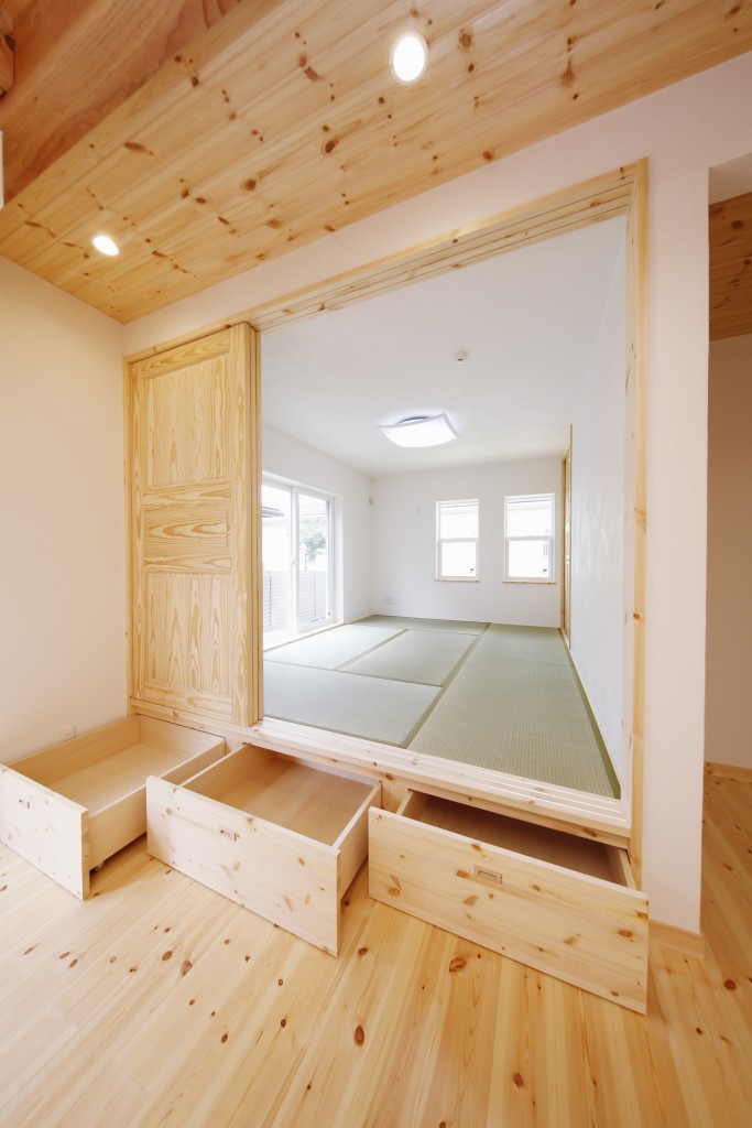 小上がりの和室の床下には引き出し収納をつけて空間の有効利用を。