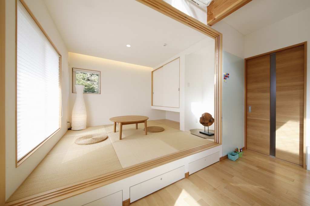 琉球畳と間接照明でモダンに仕上げた和室。腰窓も大きく、明るい空間になってます。