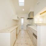 天窓を設けたキッチンは明るく開放的な空間を演出。キッチンと合わせた収納と造作もみどころです。
