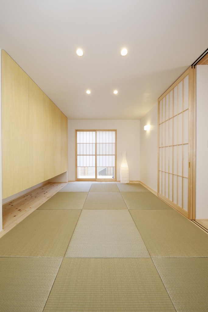 琉球畳の和室にミニキッチンが設けられ親世帯の暮らしも考えました。