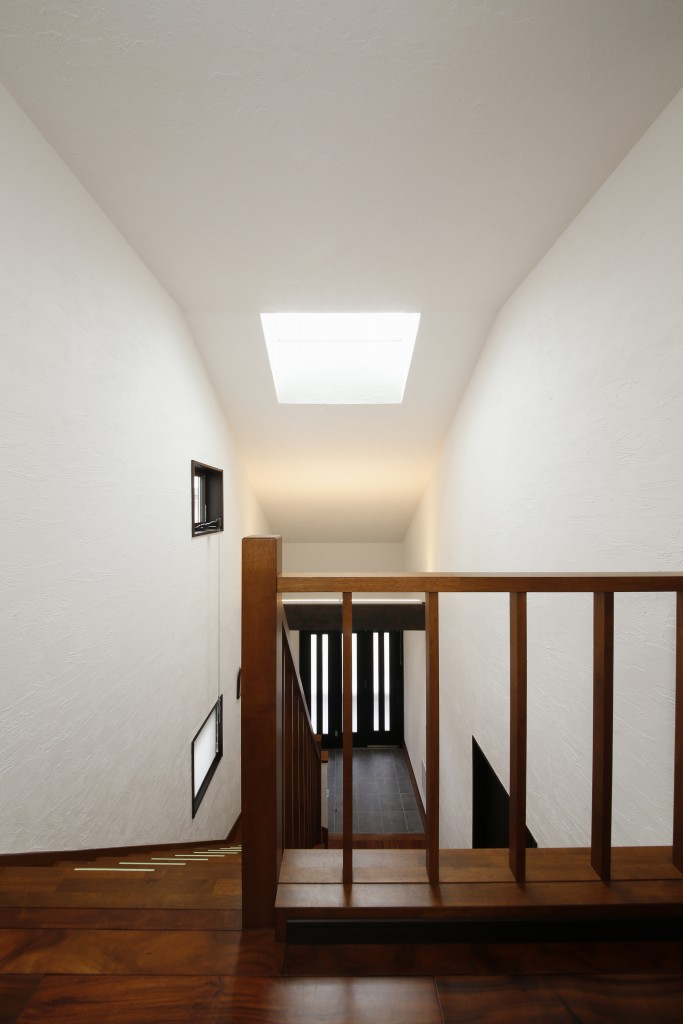 北側に位置する天窓を設けたことで玄関と階段の明るさが保てます。