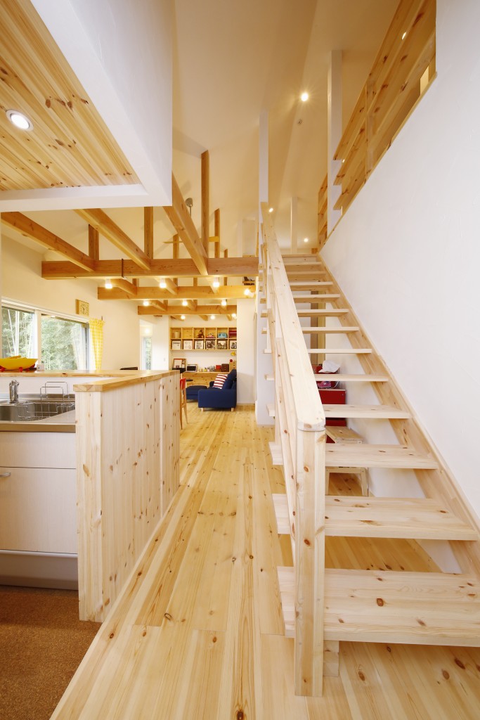 キッチン脇から上がる階段は2階書斎へ繋がります。