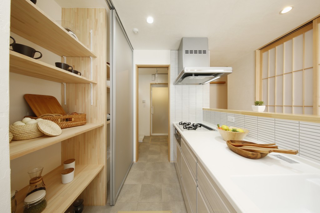キッチンの収納は造作です。棚の高さを後から調整することもできるので使いやすいく、急な来客が来ても収納扉を閉めることで中を隠すこともできます。