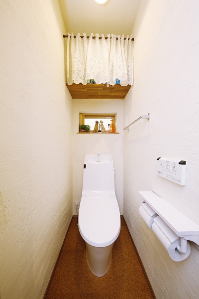 トイレの壁も漆喰です。漆喰には調湿効果だけではなく、消臭効果もありますので、トイレにも最適です。