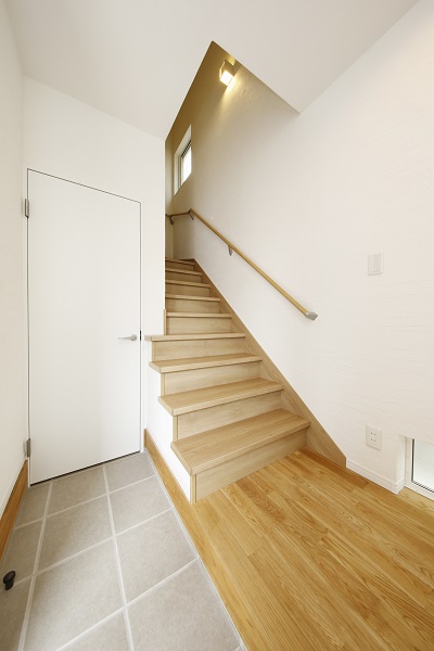 階段を昇れば子世帯の空間。正面の扉を開ければ親世帯の空間へ繋がります。