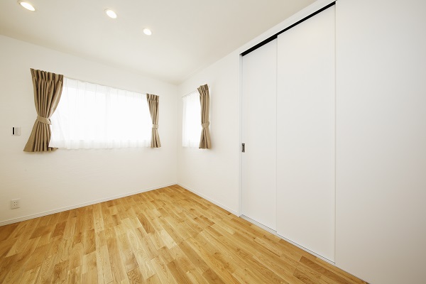 1階（親世帯）は床に合わせの茶色の建具で、2階（子世帯）は壁に合わせた白の建具となっております。