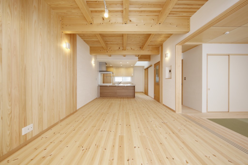 床材はパインのフローリング、温かみのあるリビングが広がります。<br />
ＴＶボードに位置する壁面には無地の土佐檜を使用しました。