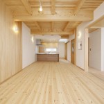 床材はパインのフローリング、温かみのあるリビングが広がります。
ＴＶボードに位置する壁面には無地の土佐檜を使用しました。