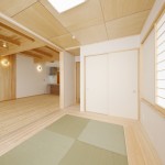 ＬＤＫと一体となった琉球畳と土佐檜の床が特徴的な和室。