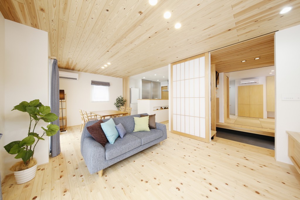 杉の天井板と床のフローリングが統一感を増します。玄関と奥の和室も一体で繋がります。