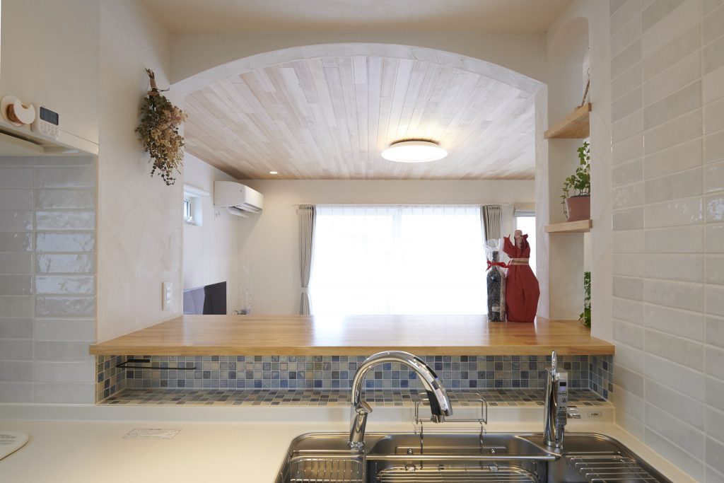 壁の厚みを利用したモザイクタイルが可愛いキッチン収納スペース