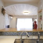 壁の厚みを利用したモザイクタイルが可愛いキッチン収納スペース