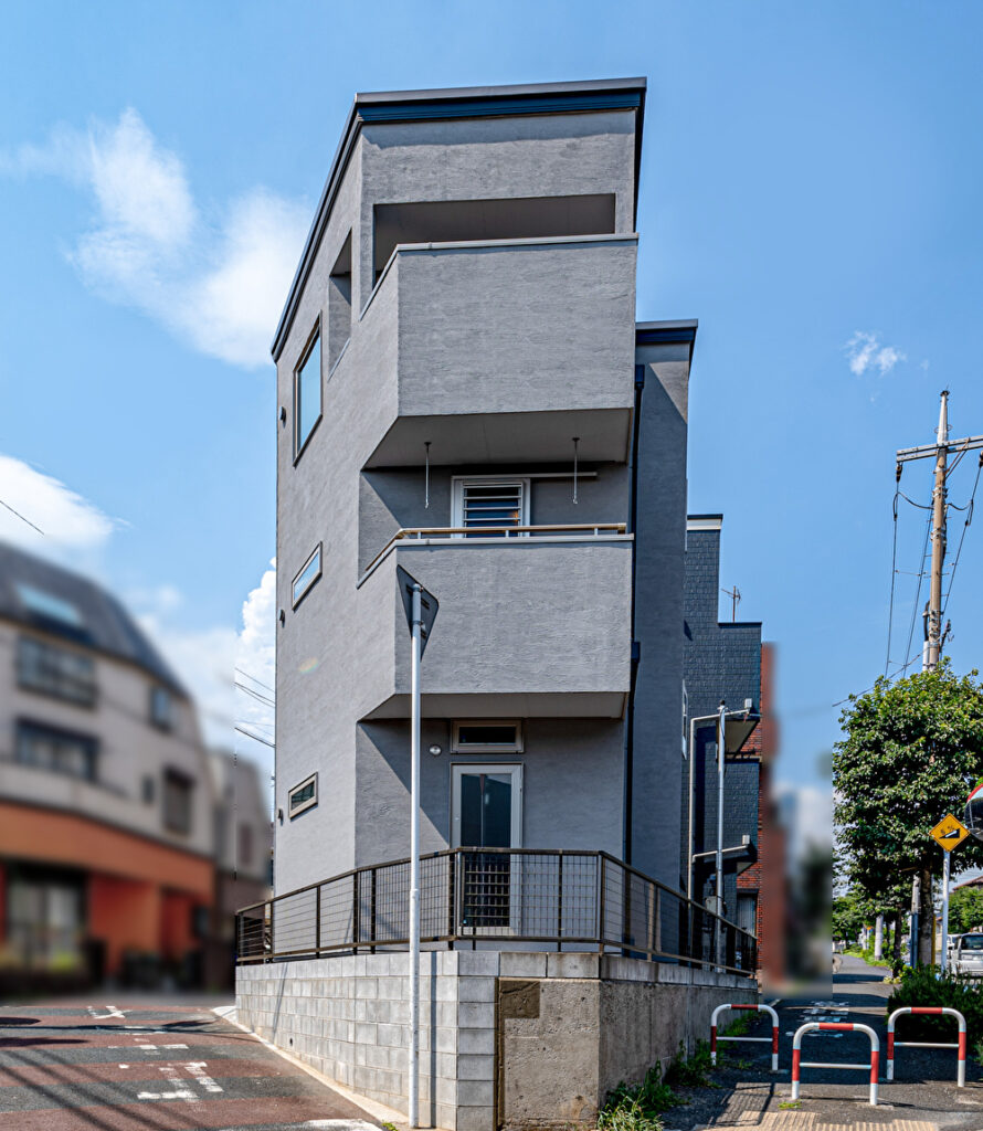 高架線路が目の前、狭小、変形地、崖条例、古い擁壁のある敷地、工夫を凝らした三階建て住宅
