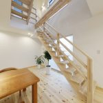 一階からロフトまで吹き抜ける匠の技の木製階段！