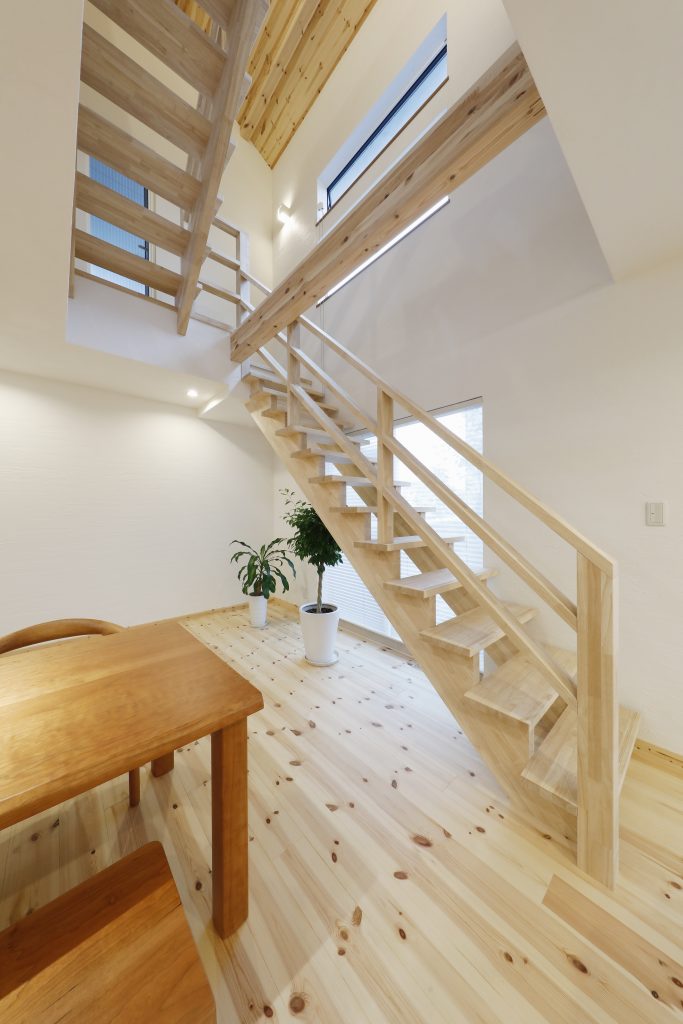 一階からロフトまで吹き抜ける匠の技の木製階段！