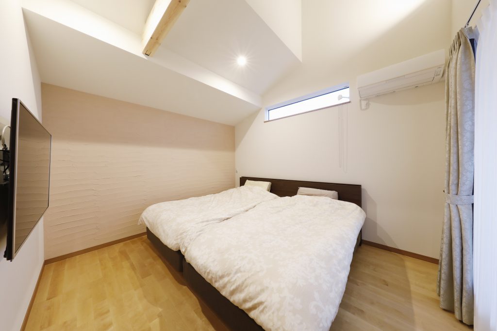 寝室は屋根なりに天井を高くしたので、実際の床面積よりとても広く感じます。