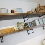 キッチンの壁に計画したこだわりの飾り棚。ブルーグリーンで統一した雑貨を素敵に飾って下さいました。