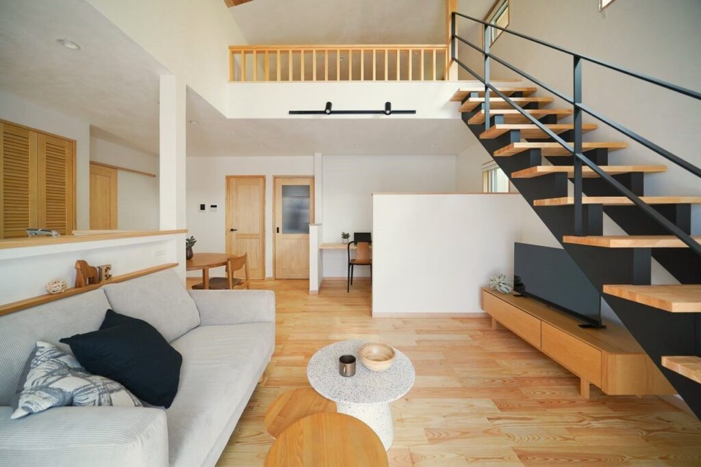 無垢のぬくもりと漆喰のやわらかな光が広がるＬＤＫ