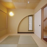 半円形で優しい雰囲気の床の間と縁のない目積畳が都会的な和室。