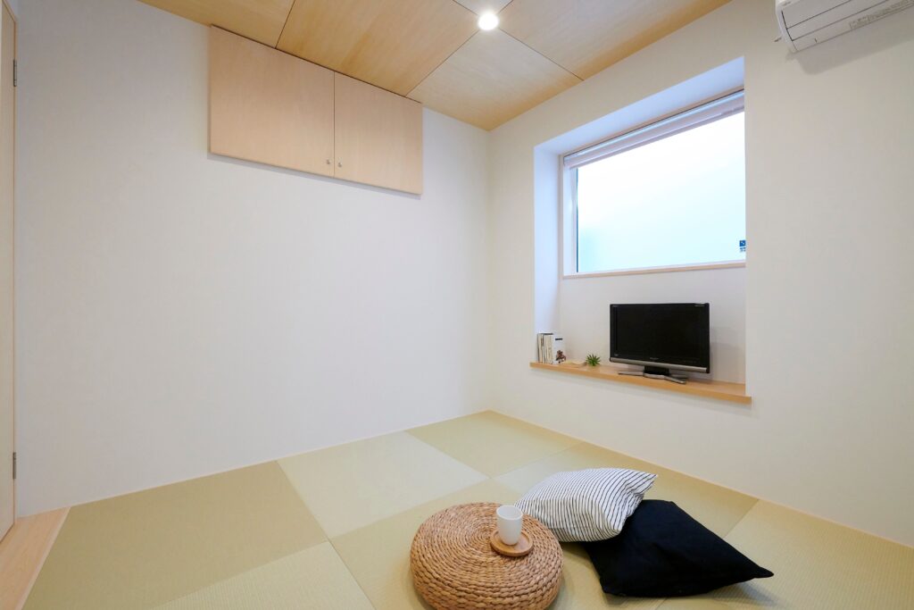 出窓を利用したTV台のある１階の和室は、千鳥張りの天井と畳で優しい印象に