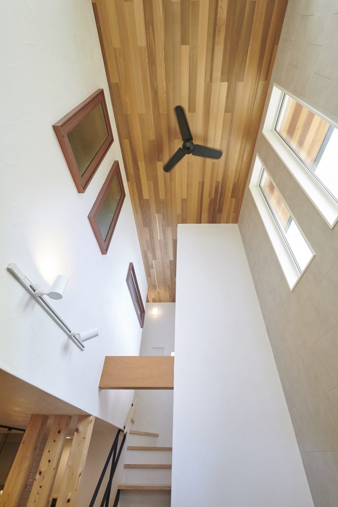 吹抜け天井のレッドシダーは２階の天井へ空間を繋ぎます