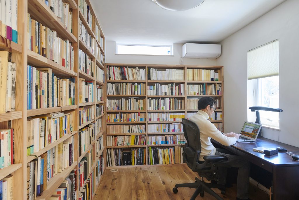 本に囲まれ静かに一日中仕事をする空間。<br />
膨大な本を収納する本棚を造りました。