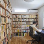 本に囲まれ静かに一日中仕事をする空間。
膨大な本を収納する本棚を造りました。