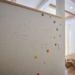 天然の漆喰壁にはご家族のあたたかな記念の手(足)形^^