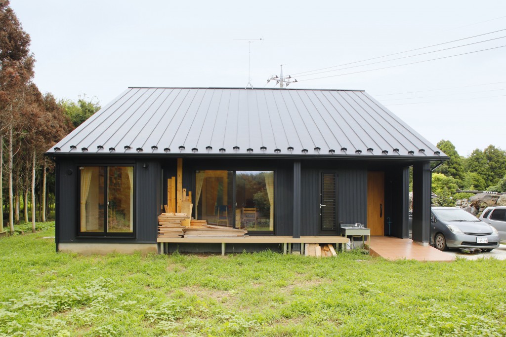 一見、平屋のように見えますが、２階建てです。