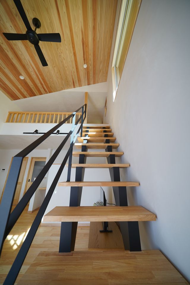 木目が美しい杉の勾配天井と空気の流れをやさしく整えるシーリングファン