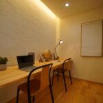 ワークスペースは、夜になると漆喰をやわらかく照らすくつろぎの居場所に