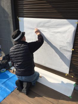 シャッターに絵を描いていただきました。