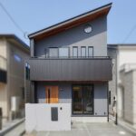 『シリカライム』で仕上げた壁とヘリンボーン柄のフロアタイルによく似合うインテリア<br />