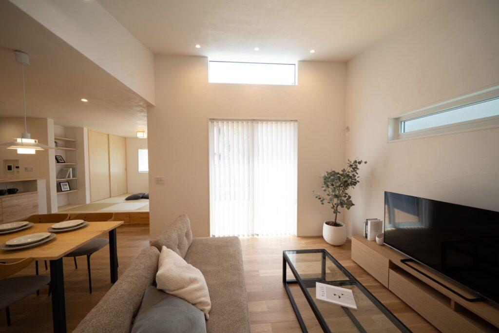 勾配天井の開口からこぼれる陽光が、漆喰壁とオークの床を優しく照らして