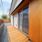 物干し場とプライバシーに配慮したウッドデッキ